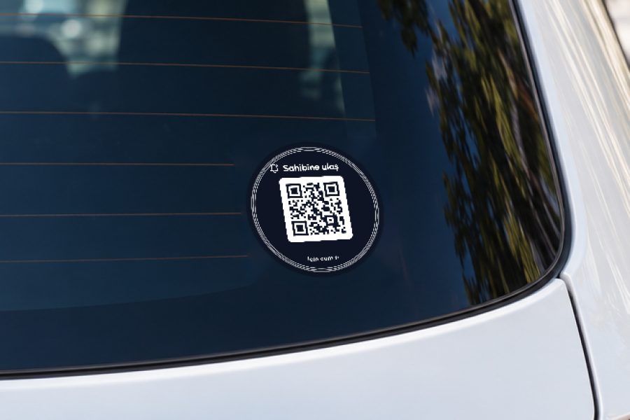 Siyah yuvarlak araç QR sticker – Yakından