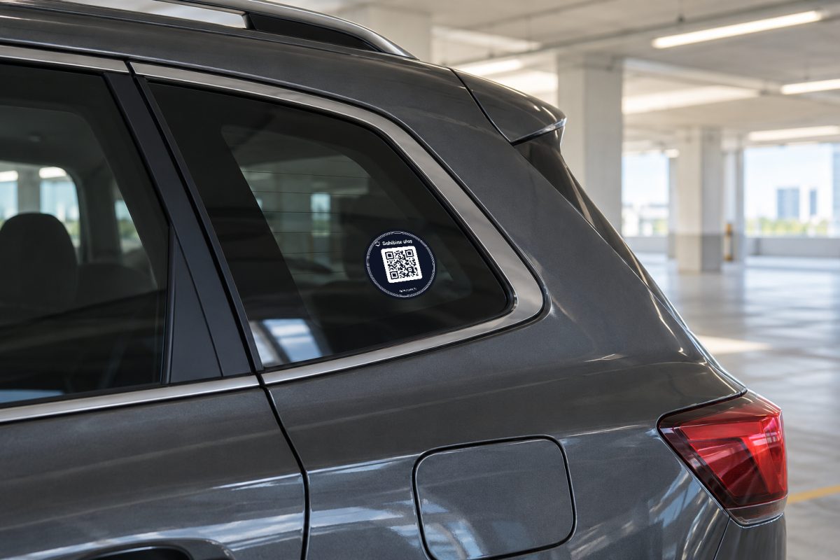Siyah yuvarlak araç QR sticker – SUV yan cam