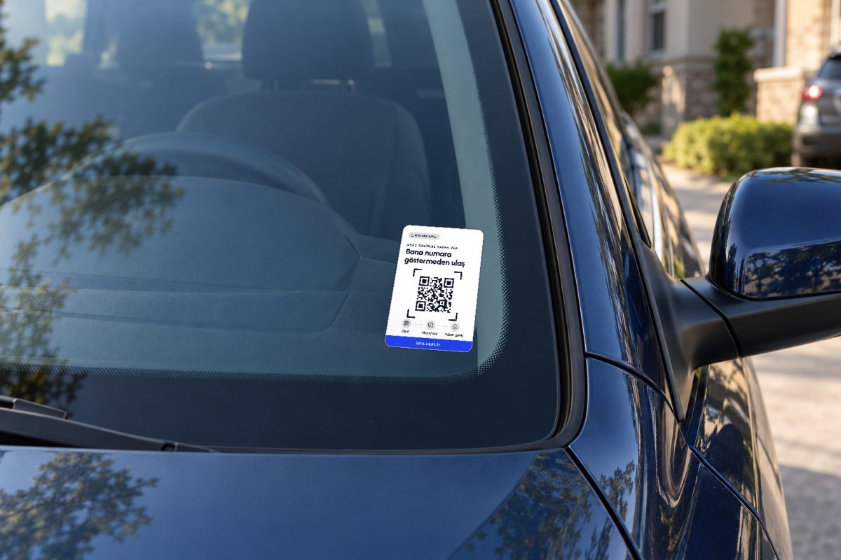 Talimatlı beyaz araç QR sticker – Ön cam köşesi