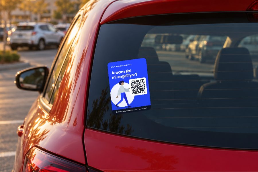 Karakterli mavi araç QR sticker – Yakından