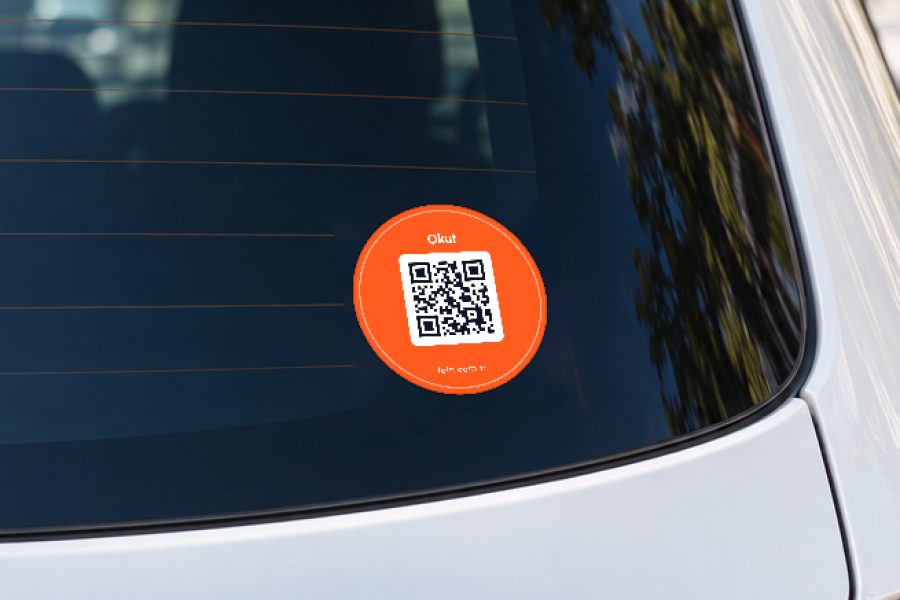Mini yuvarlak turuncu araç QR sticker – Yakından