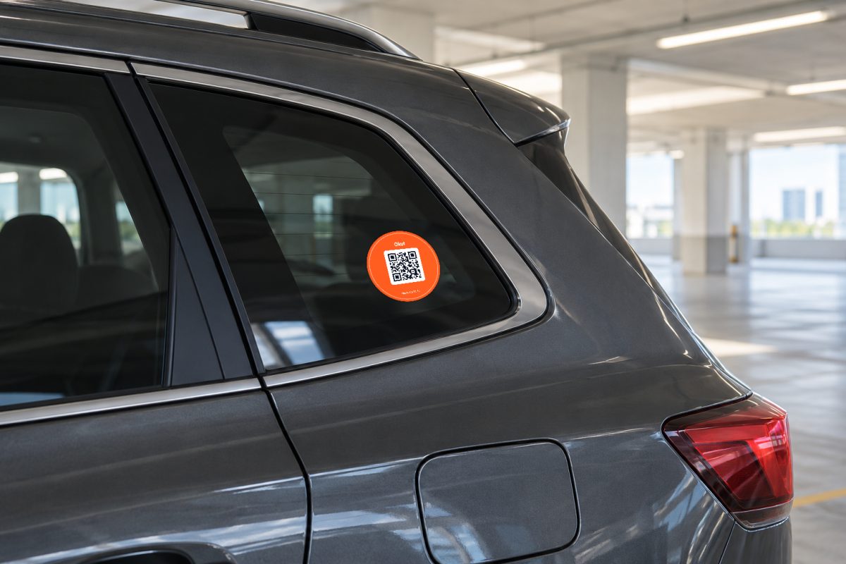 Mini yuvarlak turuncu araç QR sticker – SUV yan cam