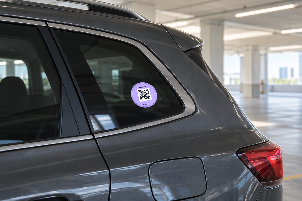 Mini yuvarlak lila araç QR sticker – SUV yan cam