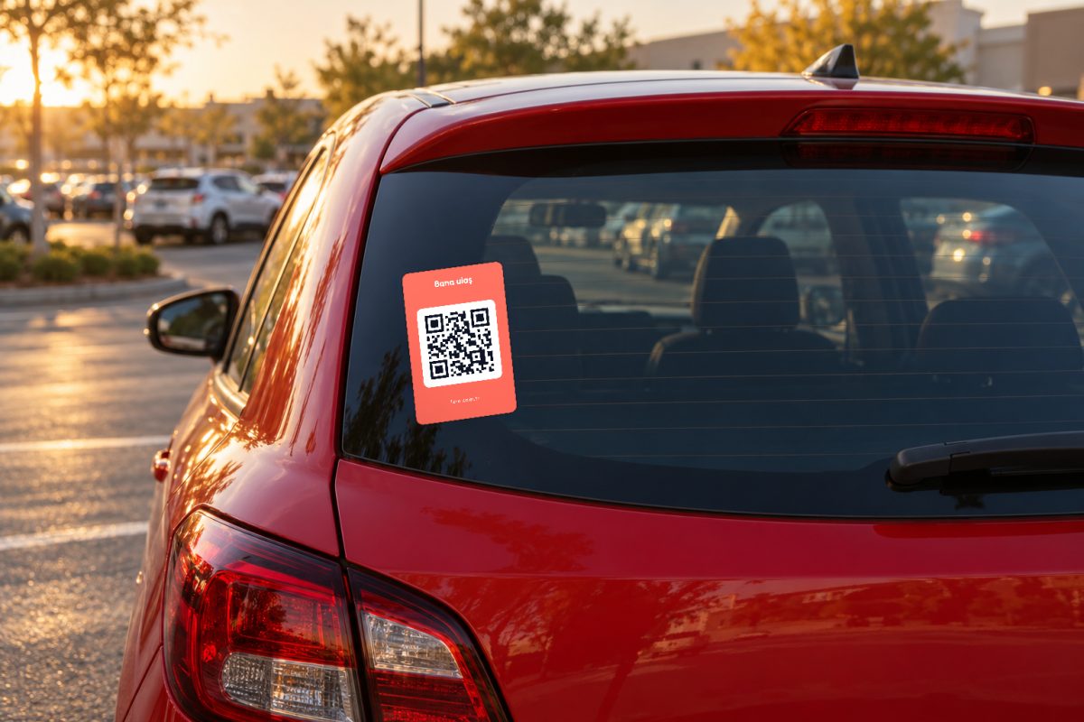 Mini etiket mercan araç QR sticker – Arka cam, akşam