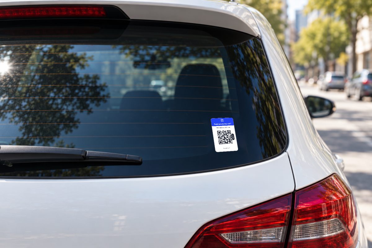 Park kartı araç QR sticker – Hatchback arka cam